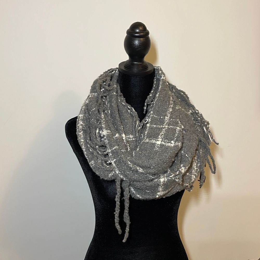 Charlotte Russe Infinity Knit Scarf. Gray/white